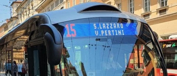 Bologna, ragazzino trova un borsello sul bus e lo restituisce: dentro c'erano 60mila euro