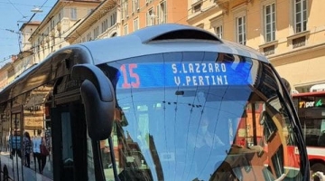 Bologna, ragazzino trova un borsello sul bus e lo restituisce: dentro c'erano 60mila euro