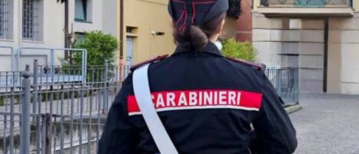 Reggio Emilia, picchia il padre per avere soldi: per un 47enne scatta il divieto di avvicinamento