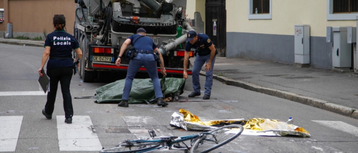 Rho (Milano), anziano in bici travolto e ucciso da una betoniera