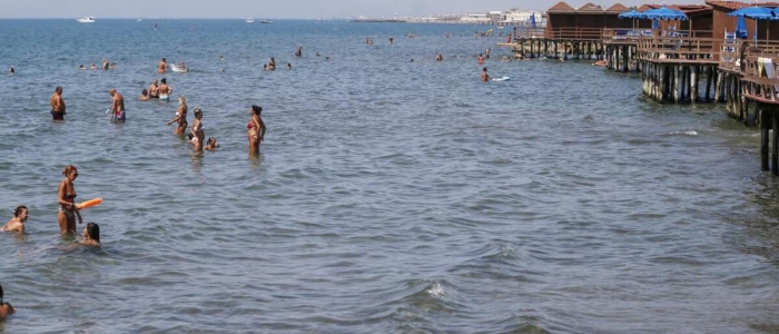 Nettuno, un 25enne muore annegato in mare: forse un malore