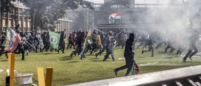 Kenya nel caos, manifestanti assaltano il Parlamento: morti e feriti