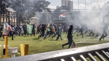 Kenya nel caos, manifestanti assaltano il Parlamento: morti e feriti