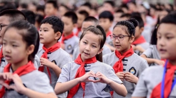 "Cantano troppo piano l'inno cinese", Pechino richiama le scuole di Hong Kong