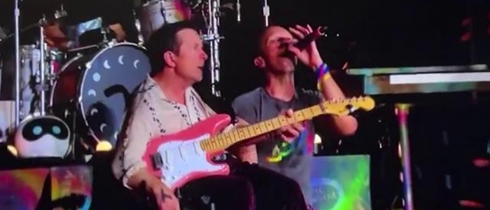 Michael J. Fox suona a sorpresa con i Coldplay a Glastonbury