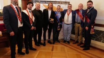 Leone d’oro di Venezia tra i premiati la scorta di Catello Maresca con il comandante dei baschi verdi della Guardia di Finanza di Napoli. Per la ristorazione lo Chef Raffaele di Scala della tana del coniglio di Villaricca