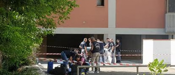 Rimini, mamma si getta dal tetto con il figlio di 6 anni