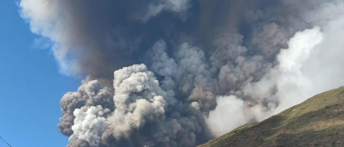 Stromboli, Protezione civile: allerta rossa per il vulcano | Gigantesca nube di cenere