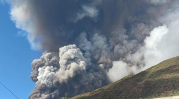 Stromboli, Protezione civile: allerta rossa per il vulcano | Gigantesca nube di cenere