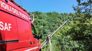 Verbania, rimane agganciata a una teleferica: donna precipita nel vuoto e muore