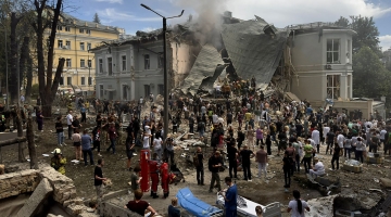 Ucraina, bombe russe su Kiev: colpito un ospedale pediatrico | Decine di morti e feriti | Meloni: "Immagini spaventose"