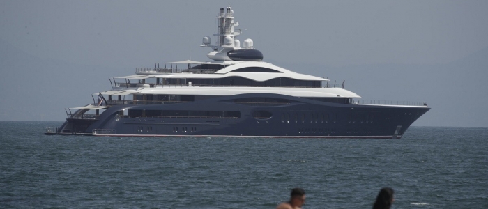 Napoli, il megayacht di Zuckerberg fa tappa a Mappatella Beach