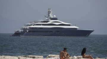 Napoli, il megayacht di Zuckerberg fa tappa a Mappatella Beach