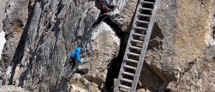 Trentino, su una strada ferrata senza protezioni e con bimba in braccio: genitori filmati