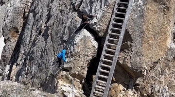 Trentino, su una strada ferrata senza protezioni e con bimba in braccio: genitori filmati