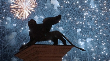 Fuochi d'artificio cadono tra la gente, paura e feriti a Venezia