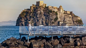 Donna morta a Ischia dopo ore di agonia, fermato il convivente per maltrattamenti | Per gli inquirenti ignorò le richieste d'aiuto