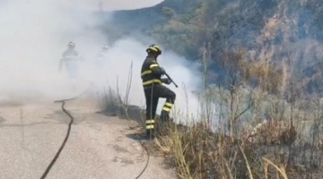 Matera, 2 vigili del fuoco morti mentre spengono un incendio | Il sindaco di Nova Siri: "Volevano salvare una famiglia"