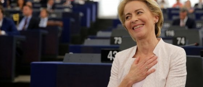 Von der Leyen rieletta presidente della Commissione Ue: "401 voti a favore segnale di grande fiducia" | FdI vota contro, Verdi a favore | Lega: "Il bis è una brutta notizia per l'Italia"