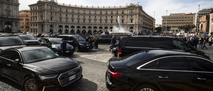 Noleggio con conducente, la Consulta: "Incostituzionale il divieto di rilasciare nuove licenze"