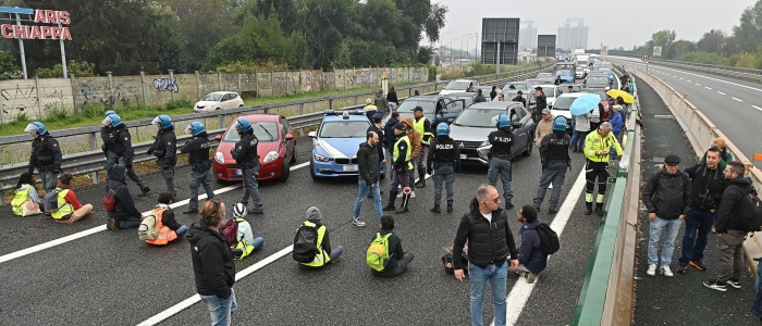 Gb, attivisti climatici condannati a 5 anni di carcere per il blocco di un'autostrada