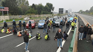 Gb, attivisti climatici condannati a 5 anni di carcere per il blocco di un'autostrada