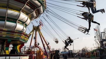 Panico al luna park di Gallipoli, cede parte di una giostra: ragazzi feriti