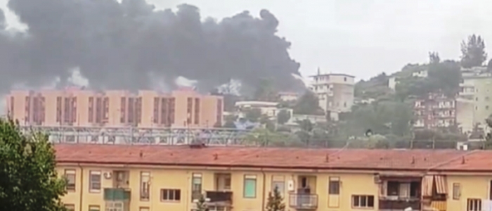 Napoli, fiamme nel quartiere Fuorigrotta: evacuata l'università