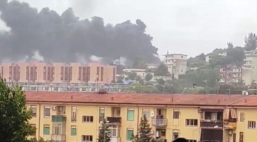 Napoli, fiamme nel quartiere Fuorigrotta: evacuata l'università