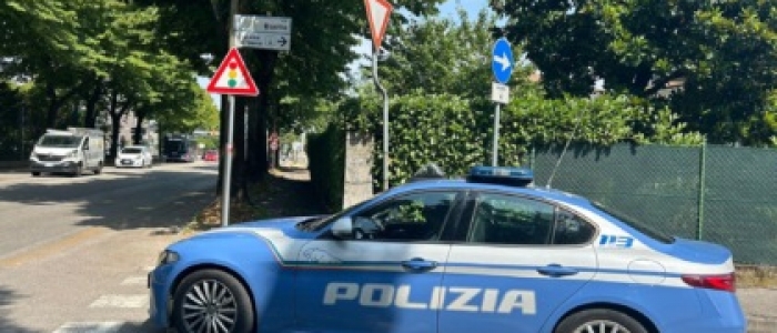 Milano, minacciano un'anziana per prenderle i soldi: salvata dal vicino di casa