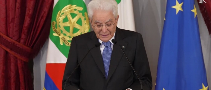 Mattarella: "Gli atti contro la libera informazione sono eversivi"