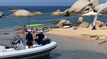 Sardegna, la denuncia: "Festa privata nella spiaggia di Talmone: gazebo, fornelli e una rete da pallavolo"