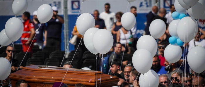 A Scampia l'ultimo abbraccio alle tre vittime del crollo | Palloncini in cielo, urla e pugni sulle bare