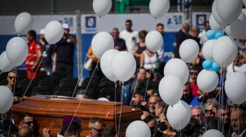 A Scampia l'ultimo abbraccio alle tre vittime del crollo | Palloncini in cielo, urla e pugni sulle bare