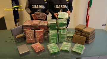 GDF NAPOLI: SEQUESTRATI 11 KG DI COCAINA. ARRESTATO UN CORRIERE PER TRAFFICO DI SOSTANZE STUPEFACENTI. NEGLI ULTIMI 18 MESI SEQUESTRATE OLTRE 2,2 TONNELLATE DI SOSTANZA STUPEFACENTE E DENUNCIATE 279 PERSONE, DI CUI 89 ARRESTATE