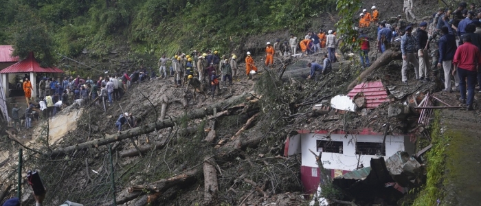 India, frane dopo le piogge torrenziali: è strage | Telefonate da sotto le macerie per chiedere aiuto