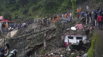 India, frane dopo le piogge torrenziali: è strage | Telefonate da sotto le macerie per chiedere aiuto