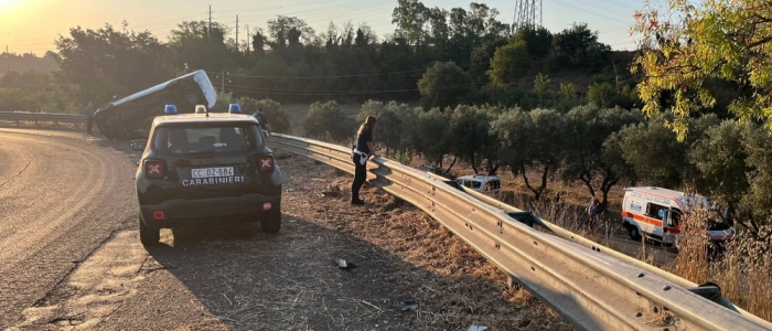 Roma, in fuga dai carabinieri finiscono fuori strada: un morto