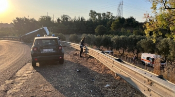 Roma, in fuga dai carabinieri finiscono fuori strada: un morto