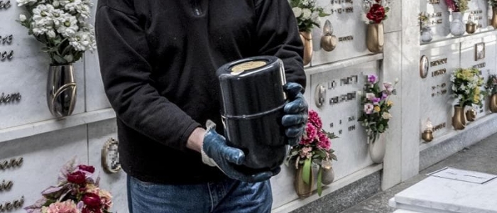 Milano, ruba le ceneri della madre dal cimitero: 60enne denunciata