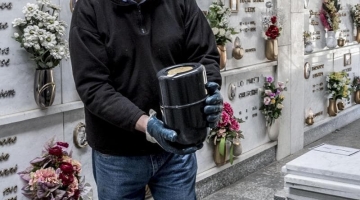 Milano, ruba le ceneri della madre dal cimitero: 60enne denunciata