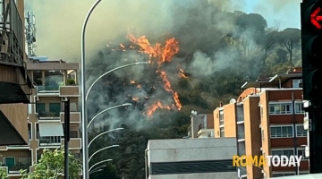 Roma, incendio a Monte Mario: alta colonna di fumo nero vicino alla città giudiziaria