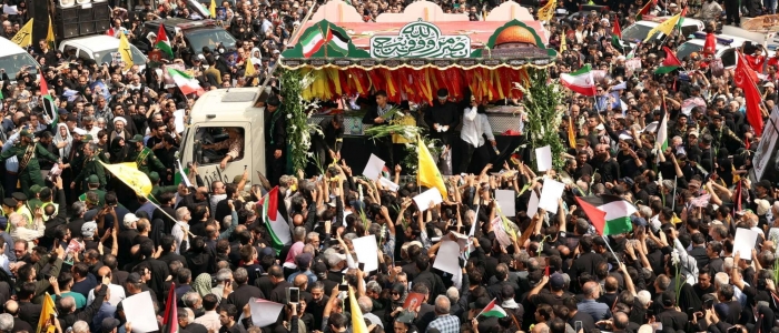 Teheran, grande folla ai funerali di Haniyeh | Media: "Khamenei ha ordinato di colpire Israele"