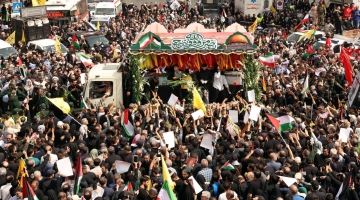 Teheran, grande folla ai funerali di Haniyeh | Media: "Khamenei ha ordinato di colpire Israele"