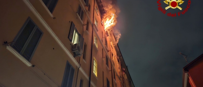 Milano, fiamme in un appartamento in centro: condominio evacuato