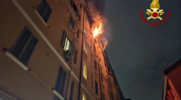 Milano, fiamme in un appartamento in centro: condominio evacuato