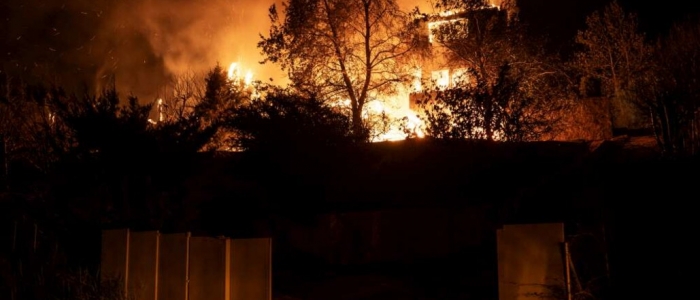 Incendi Atene, cadavere trovato in una fabbrica | Nuovo ordine d'evacuazione per diverse località