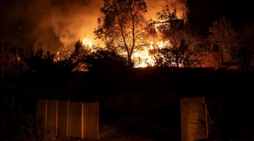 Incendi Atene, cadavere trovato in una fabbrica | Nuovo ordine d'evacuazione per diverse località