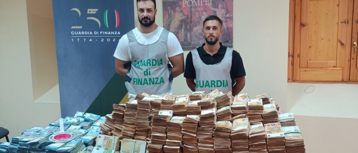 GDF NAPOLI: SEQUESTRATI 8 MILIONI DI EURO IN CONTANTI A MEDICO ESERCENTE A POMPEI, RINVENUTI PRESSO LA SUA ABITAZIONE