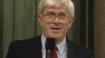 Addio a Phil Donahue, presentatore tv: reinventò il talk show con la partecipazione del pubblico